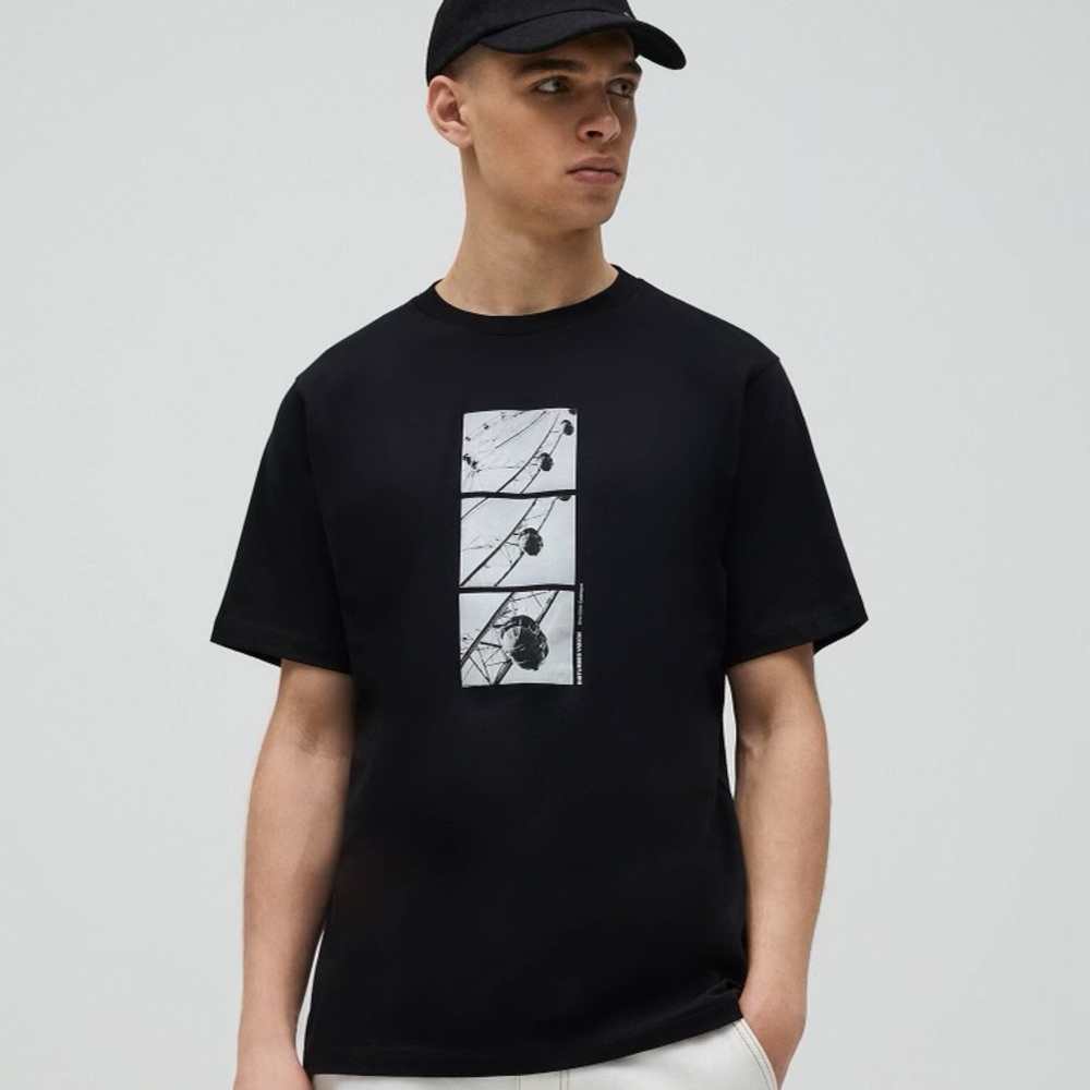 NWT. Pull&Bear Black T-Shirt with Ferris Wheel Illustration. Size S.